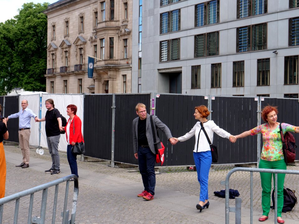 FridaysForFuture protest Berlin human chain 28-06-2019 48