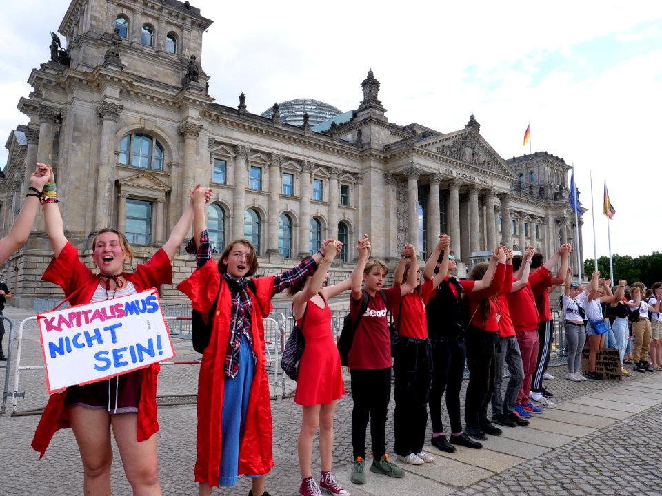 FridaysForFuture protest Berlin human chain 28-06-2019 12