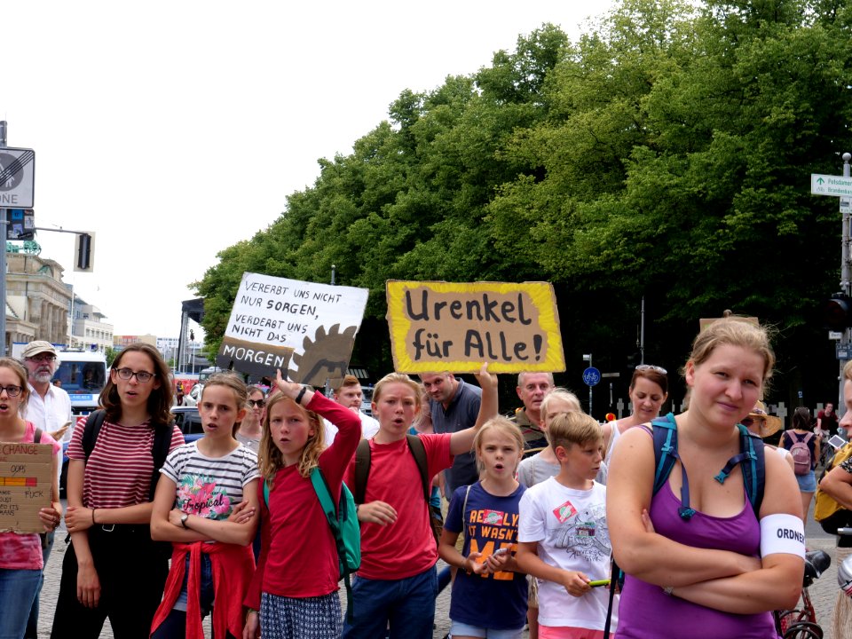 FridaysForFuture protest Berlin human chain 28-06-2019 42