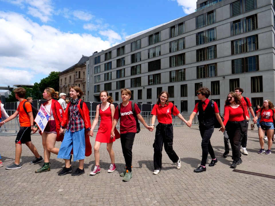 FridaysForFuture protest Berlin human chain 28-06-2019 05