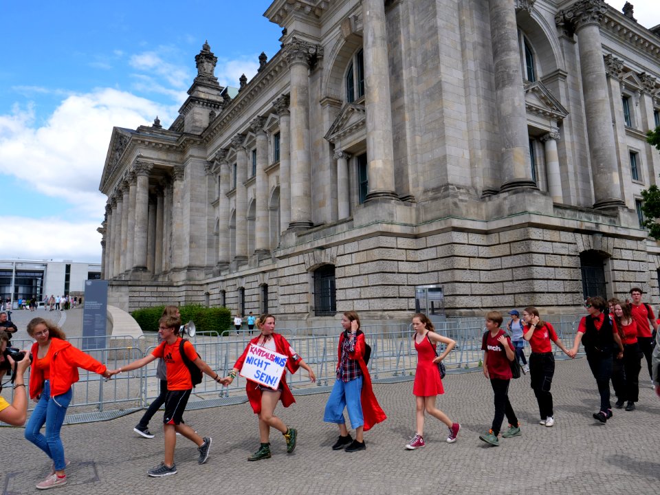 FridaysForFuture protest Berlin human chain 28-06-2019 07