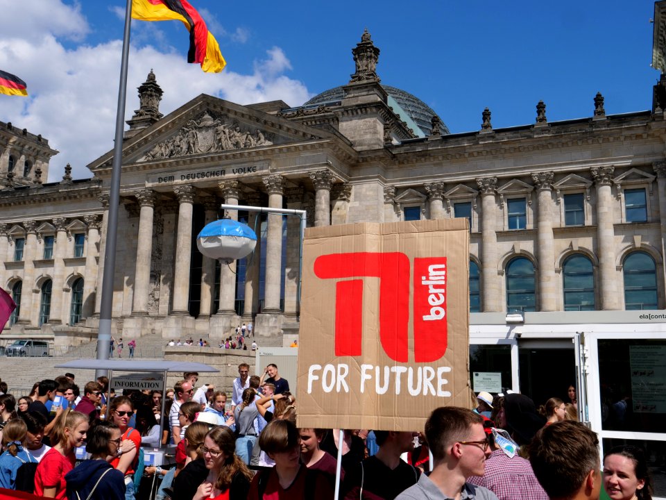 FridaysForFuture protest Berlin human chain 28-06-2019 68