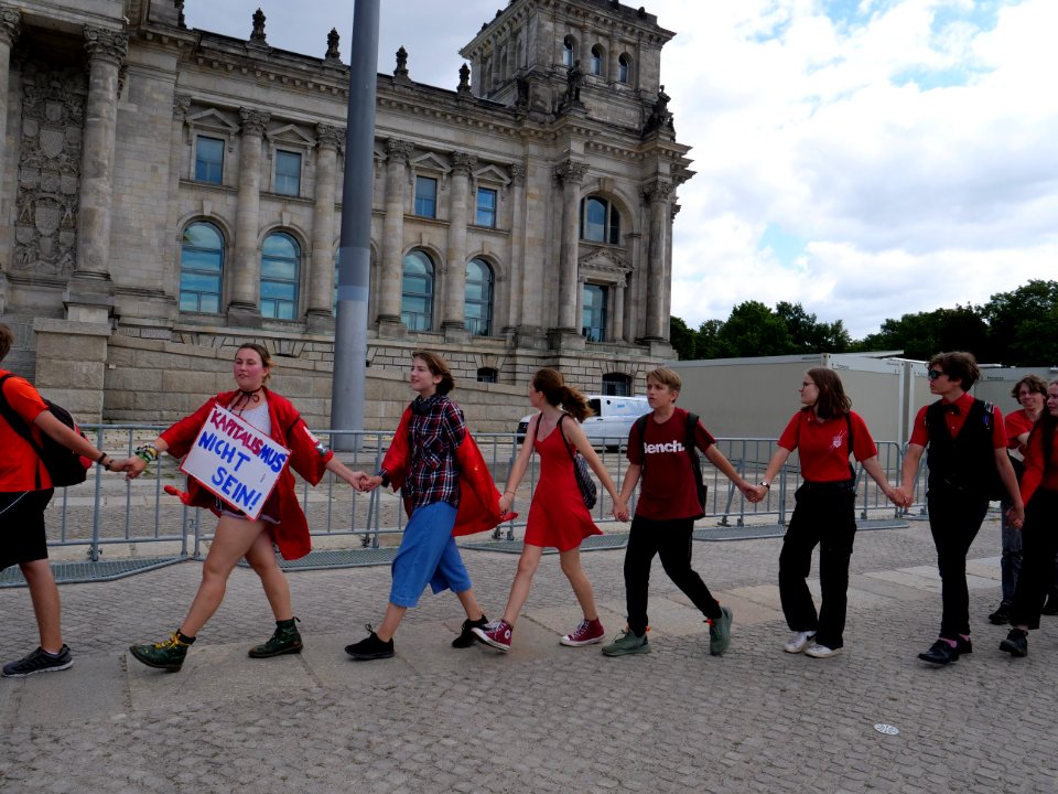 FridaysForFuture protest Berlin human chain 28-06-2019 08