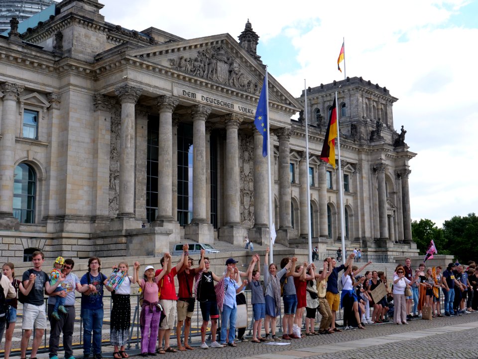 FridaysForFuture protest Berlin human chain 28-06-2019 15