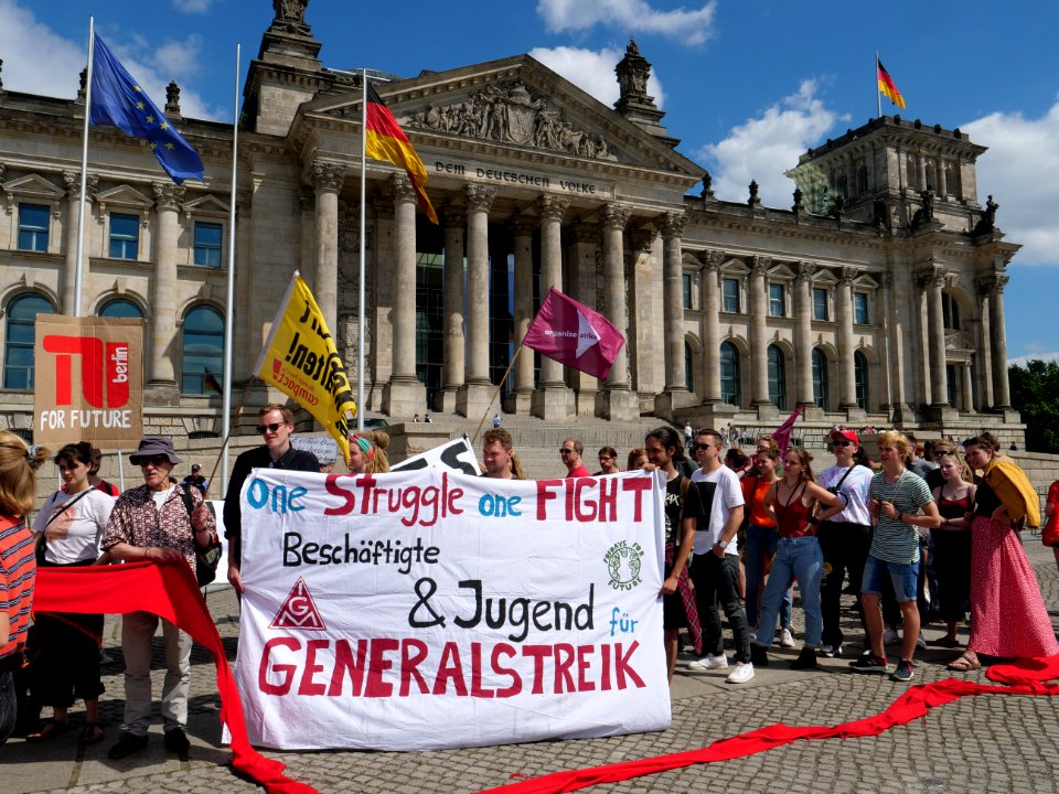 FridaysForFuture protest Berlin human chain 28-06-2019 72
