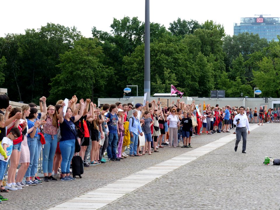 FridaysForFuture protest Berlin human chain 28-06-2019 13