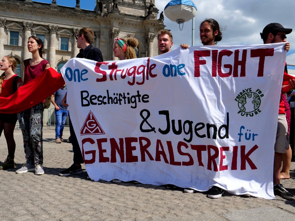 FridaysForFuture protest Berlin human chain 28-06-2019 67