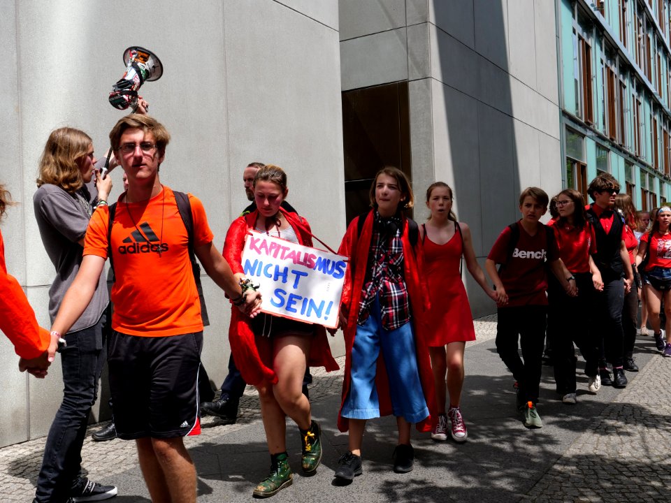 FridaysForFuture protest Berlin human chain 28-06-2019 03