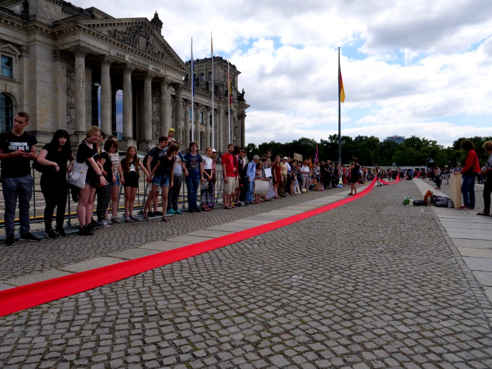 FridaysForFuture protest Berlin human chain 28-06-2019 17