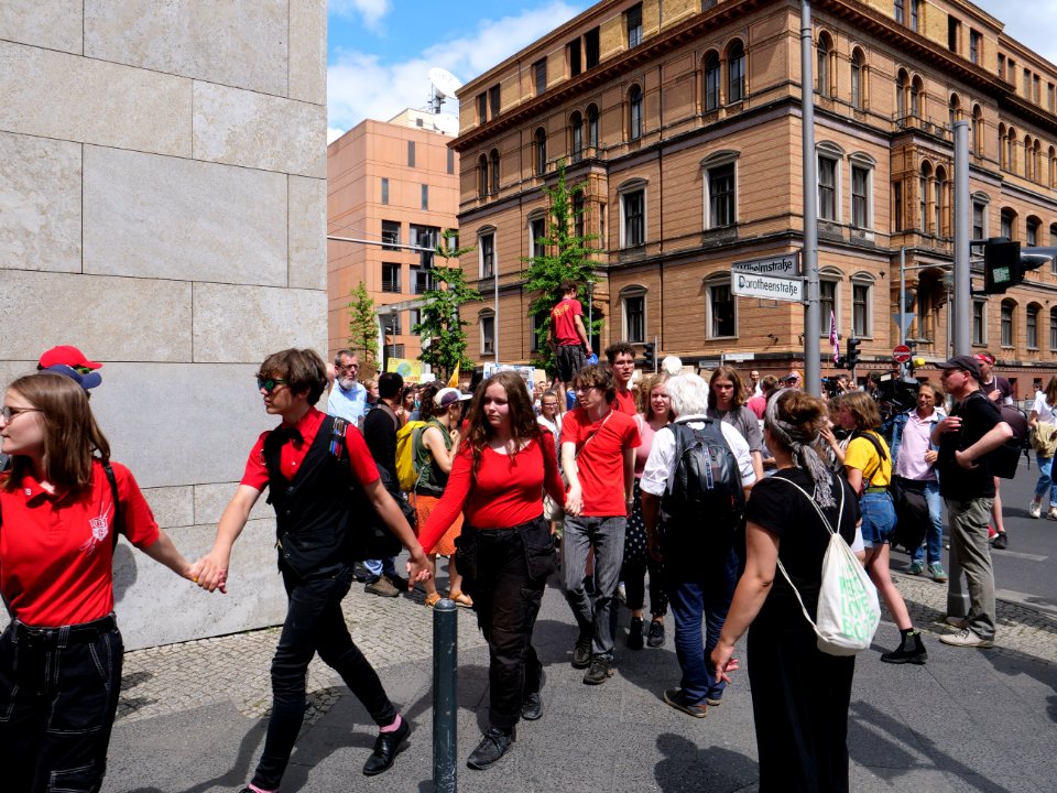 FridaysForFuture protest Berlin human chain 28-06-2019 01