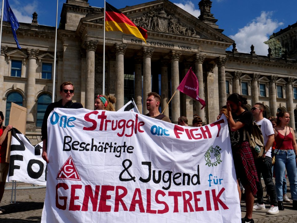 FridaysForFuture protest Berlin human chain 28-06-2019 70