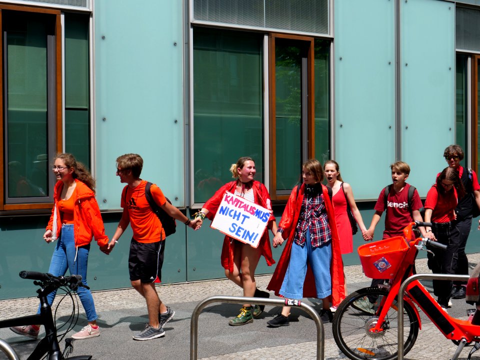 FridaysForFuture protest Berlin human chain 28-06-2019 02