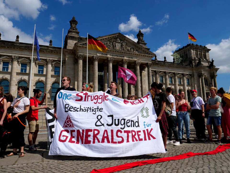 FridaysForFuture protest Berlin human chain 28-06-2019 69