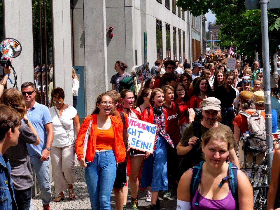FridaysForFuture protest Berlin human chain 28-06-2019 04