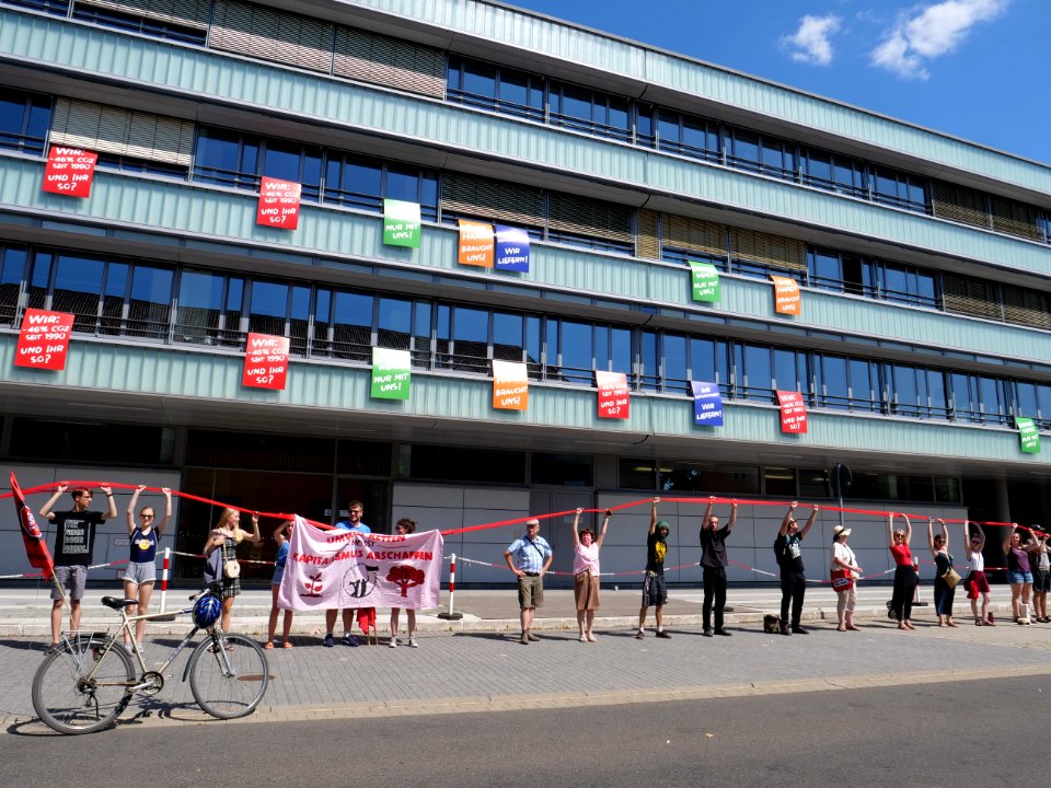 FridaysForFuture protest Cottbus red line at LEAG headquater 26-07-2019 12
