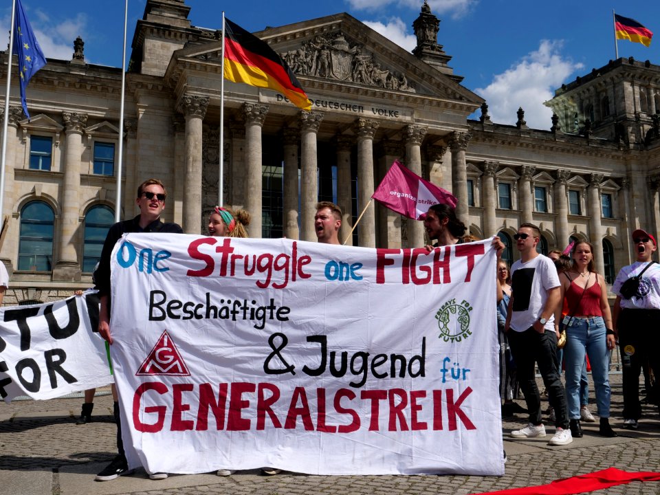 FridaysForFuture protest Berlin human chain 28-06-2019 71