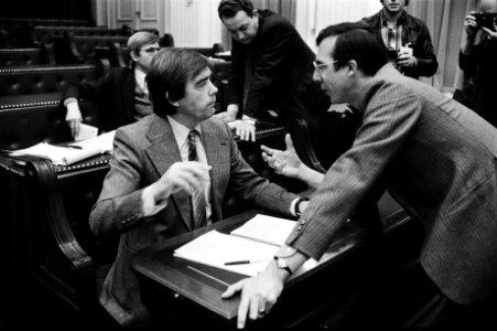 Frinking (l) (CDA) en Brinkhorst (D66) in gesprek, Bestanddeelnr 930-5325