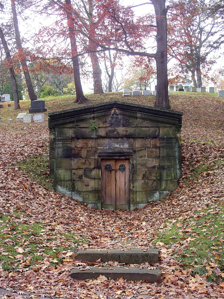 Frisbee (R. R.) Mausoleum, Allegheny Cemetery, 2015-11-02, 02