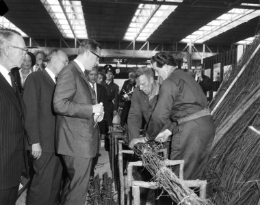 Frisiana te Leeuwarden officieel door minister J E Andriessen geopend Ministe, Bestanddeelnr 915-5289