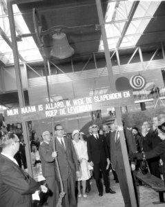 Frisiana te Leeuwarden officieel door minister J E Andriessen geopend Ministe, Bestanddeelnr 915-5294 photo