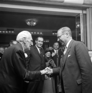 Frits Schiller (l) ontvangt op zijn 80e verjaardag de felicitaties van Burgemees, Bestanddeelnr 919-7550