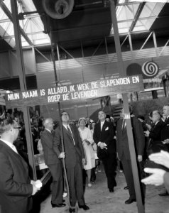 Frisiana te Leeuwarden officieel door minister J E Andriessen geopend Ministe, Bestanddeelnr 915-5293