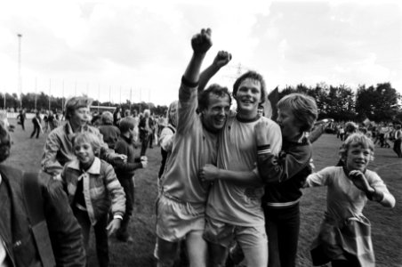 Frits Lenshuis en keeper Janssen juichen met supporters, Bestanddeelnr 930-3395