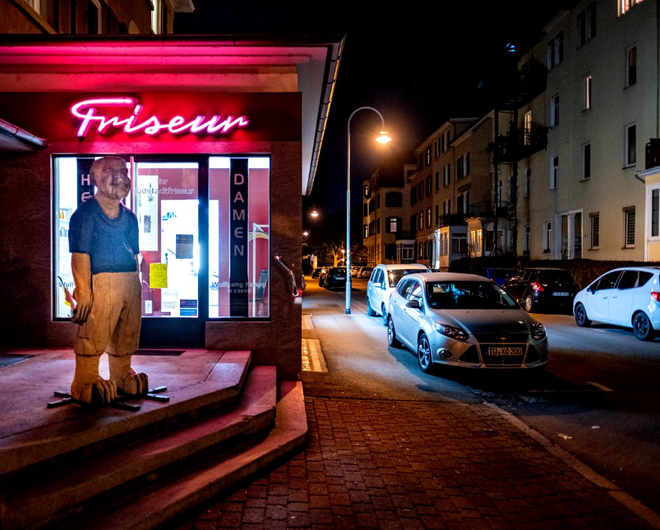 Friseur Knapp in Tübingen Figur vor dem Eingang 2019