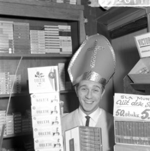 Frits Flinkevleugel speler DWS verscheen in zijn winkel met mijter, Bestanddeelnr 917-2011