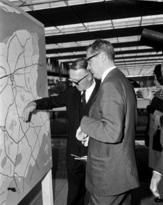 Frisiana te Leeuwarden officieel door minister J E Andriessen geopend Ministe, Bestanddeelnr 915-5295
