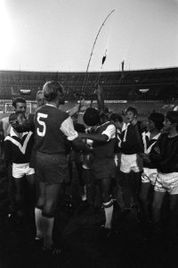 Frits Flinkevleugel wordt voor de wedstrijd DWS tegen Brugge gehuldigd, Olympisc, Bestanddeelnr 923-7442