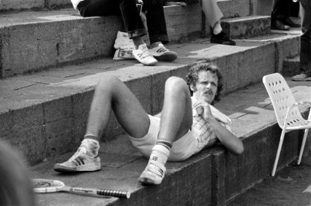 Frits Don rust tussen twee games uitgestrekt uit in de vier uur durende partij t, Bestanddeelnr 930-4001