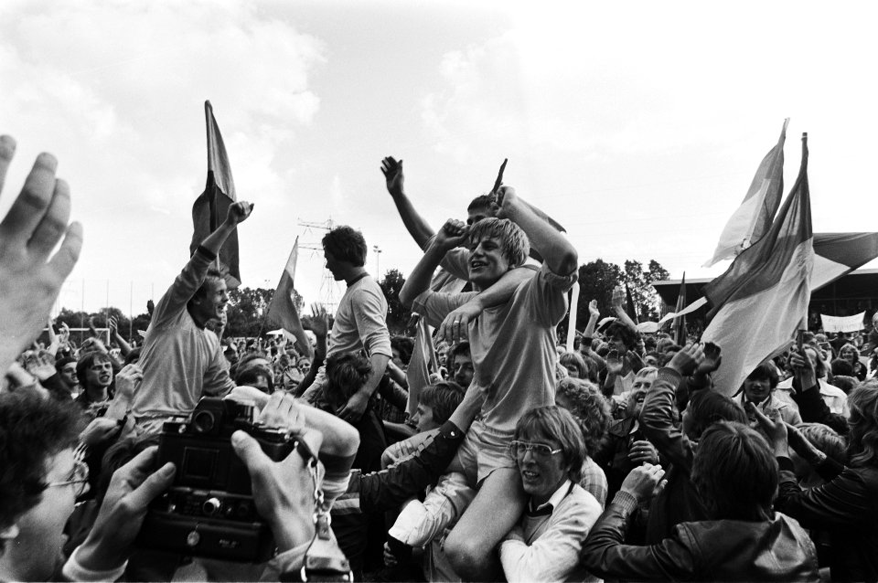 Frits Lenshuis, keeper Janssen en andere spelers op de schouders, Bestanddeelnr 930-3394