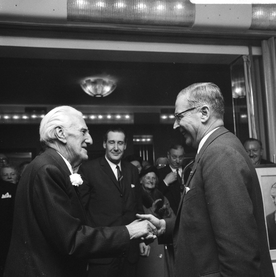 Frits Schiller (l) ontvangt op zijn 80e verjaardag de felicitaties van Burgemees, Bestanddeelnr 919-7551
