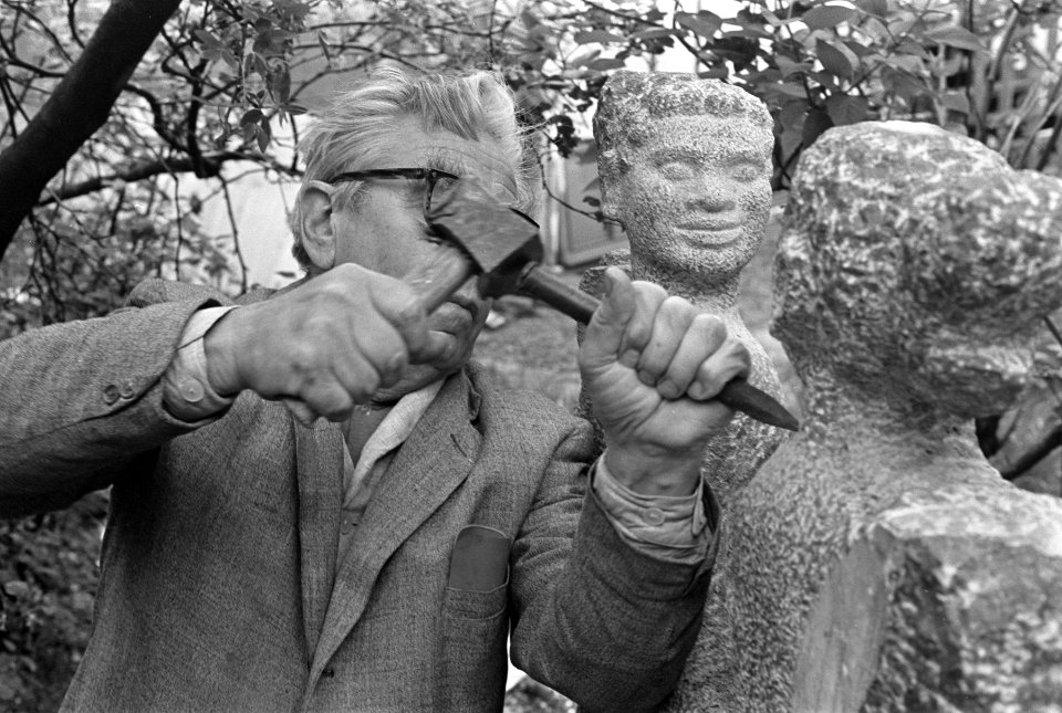 Frits Sieger vijf mei aanstaande 75 jaar. Dhr. Sieger aan het werk met een beeld, Bestanddeelnr 921-3138