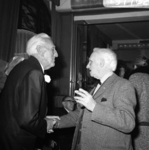 Frits Schiller ontvangt enkele gasten op zijn verjaarsreceptie in het Schiller H, Bestanddeelnr 919-7782