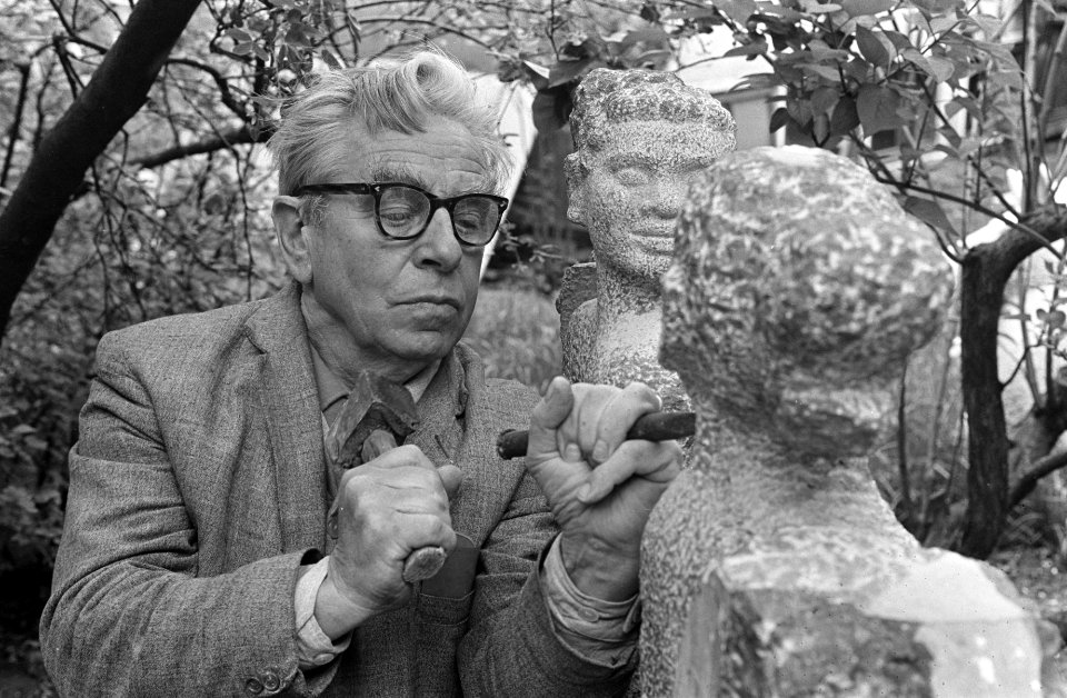 Frits Sieger vijf mei aanstaande 75 jaar. Dhr. Sieger aan het werk met een beeld, Bestanddeelnr 921-3140