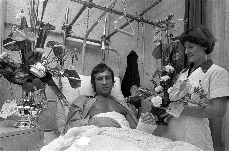 Frits Flinkevleugel in Binnengasthuis na meniscusoperatie, Bestanddeelnr 928-8696