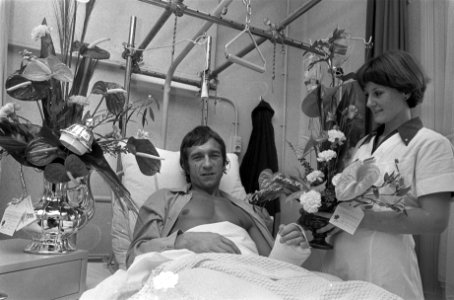 Frits Flinkevleugel in Binnengasthuis na meniscusoperatie, Bestanddeelnr 928-8696