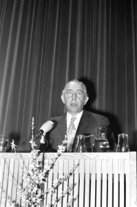 Frits Willems spreekt de vergadering toe, Bestanddeelnr 925-5447