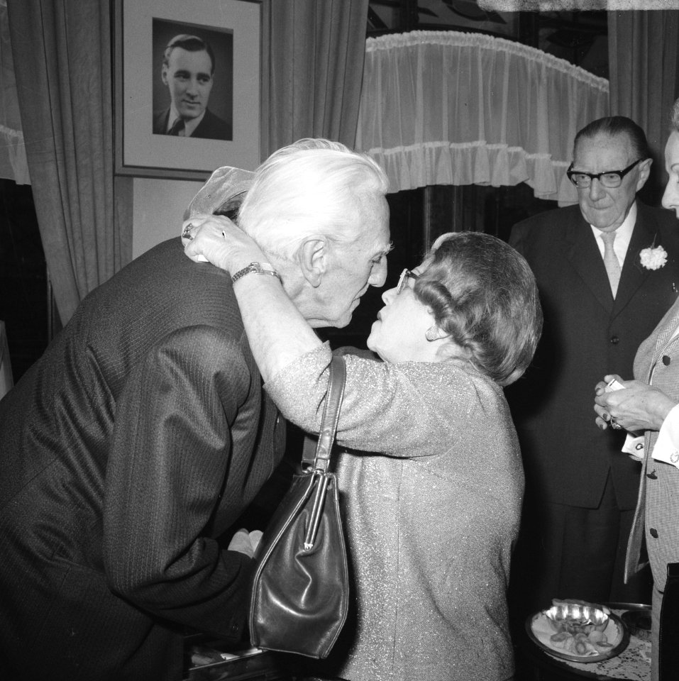 Frits Schiller ontvangt Heintje Davids op zijn verjaarsreceptie in het Schiller , Bestanddeelnr 919-7780