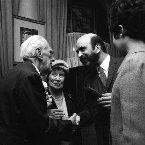 Frits Schiller ontvangt enkele gasten op zijn verjaarsreceptie in het Schiller H, Bestanddeelnr 919-7778