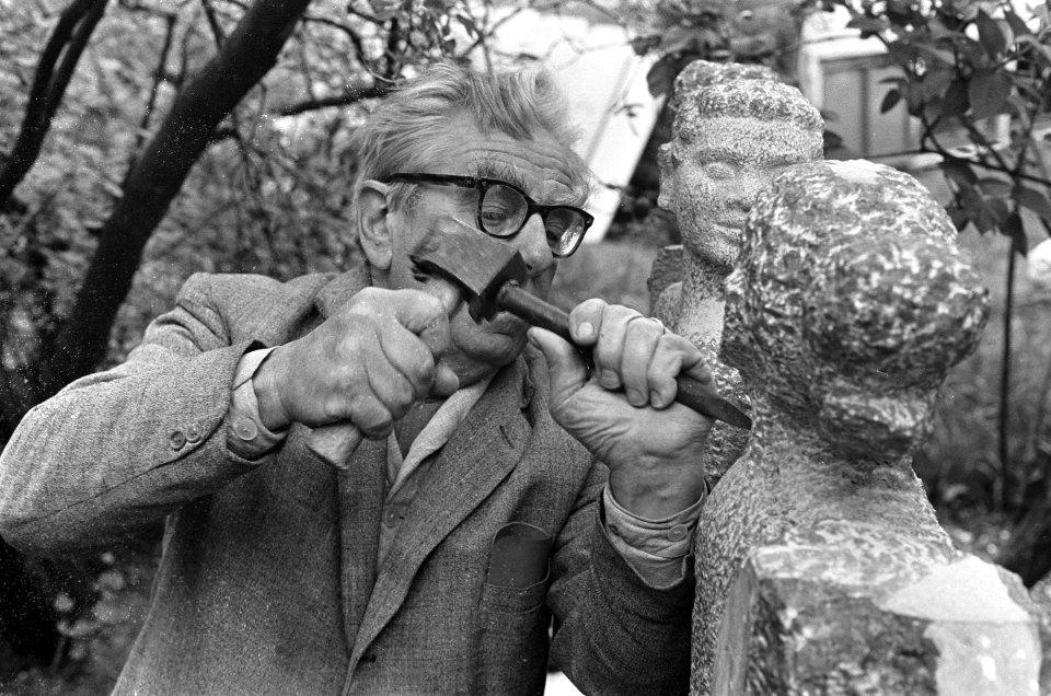 Frits Sieger vijf mei aanstaande 75 jaar. Dhr. Sieger aan het werk met een beeld, Bestanddeelnr 921-3139