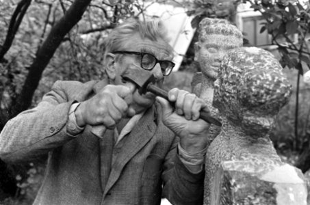 Frits Sieger vijf mei aanstaande 75 jaar. Dhr. Sieger aan het werk met een beeld, Bestanddeelnr 921-3139