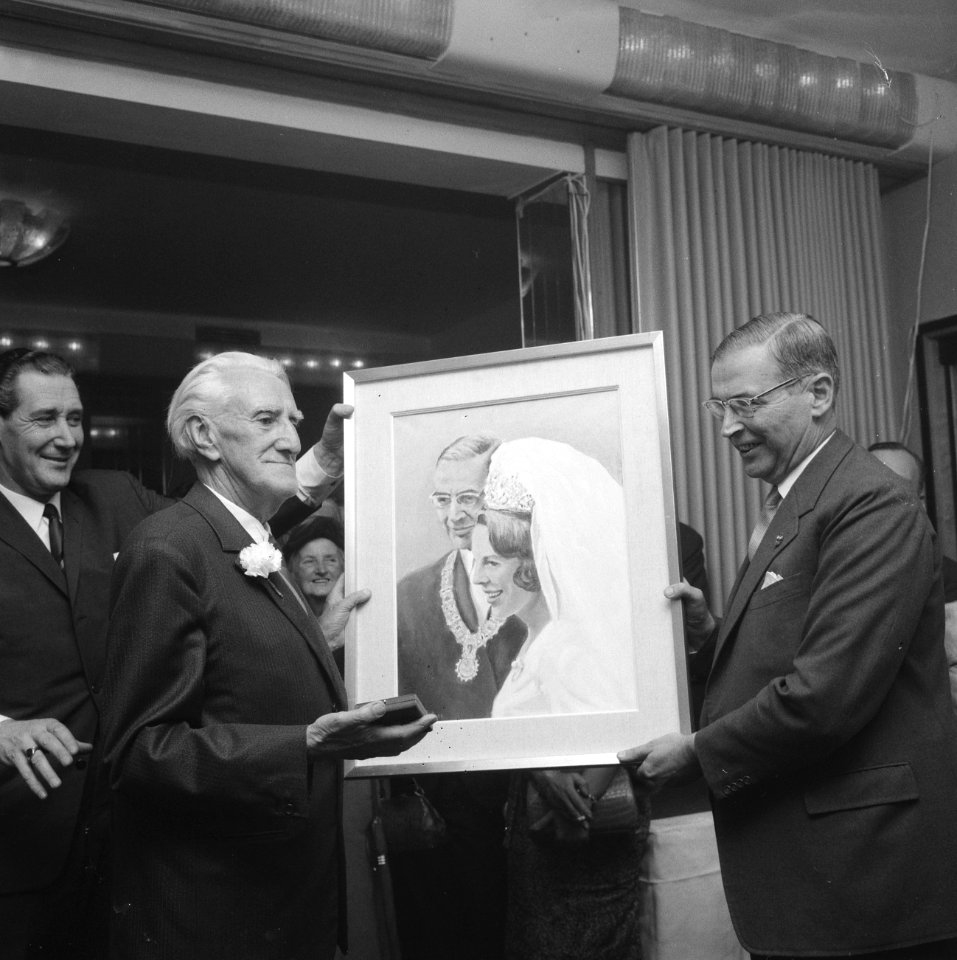 Frits Schiller (l) ontvangt op zijn 80e verjaardag een schilderij uit handen van, Bestanddeelnr 919-7549