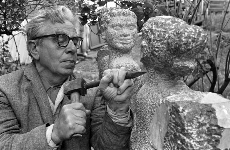 Frits Sieger vijf mei aanstaande 75 jaar. Dhr. Sieger aan het werk met een beeld, Bestanddeelnr 921-3137