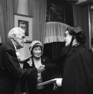 Frits Schiller ontvangt Majoor Boschhardt op zijn verjaarsreceptie in het Schill, Bestanddeelnr 919-7779