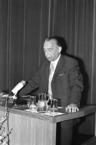 Frits Willems spreekt de vergadering toe, Bestanddeelnr 925-5448
