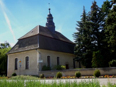 Friedhofskapelle Bad Schmiedeberg -Nordostansicht nah, Himmel nachbearbeitet- im August 2020