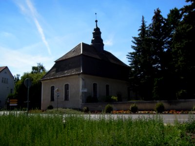 Friedhofskapelle Bad Schmiedeberg -Nordostansicht im Straßenumfeld- im August 2020